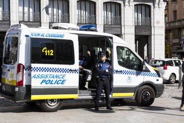 MADRID, SPAIN - 28 Mart 2018: Polis şehrin sokaklarında düzeni izliyor 