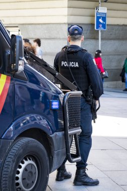 MADRID, SPAIN - 28 Mart 2018: Polis şehrin sokaklarında düzeni izliyor 