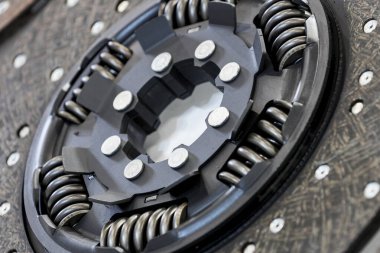 Gri bir arkaplanda yakın plan araba çekimi..