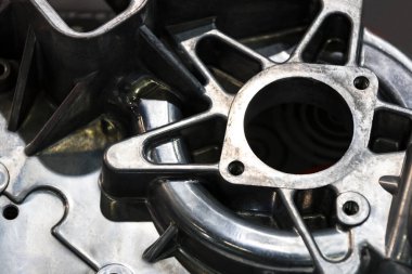 Gri bir arkaplanda yakın plan araba çekimi..