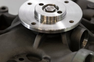 Gri bir arkaplanda yakın plan araba çekimi..