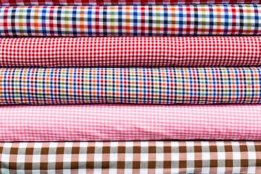 Arka plan olarak yığınındaki renkli kumaş eşarplar