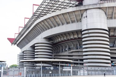 MILAN, İtalya - 7 Haziran 2018: İç saha futbol takımları San Siro şehrinde Inter Milan ve Milan 'ın elementleri.