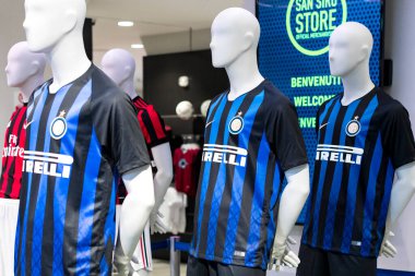 7 Haziran 2018, MILAN, ITALY: Resmi Mağaza FC Inter Milan ve Milan, takım hayranları ve stadyum ziyaretçileri için giysi ve ayakkabı takımı. 