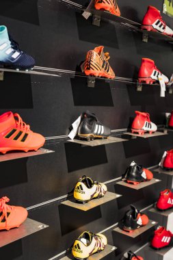 7 Haziran 2018, MILAN, ITALY: Resmi Mağaza FC Inter Milan ve Milan, takım hayranları ve stadyum ziyaretçileri için giysi ve ayakkabı takımı. 