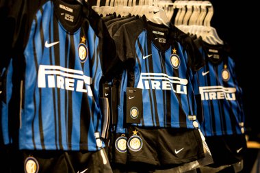 7 Haziran 2018, MILAN, ITALY: Resmi Mağaza FC Inter Milan ve Milan, takım hayranları ve stadyum ziyaretçileri için giysi ve ayakkabı takımı. 