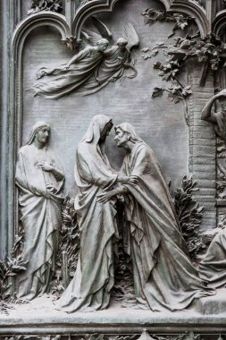 6 HAZİRAN 2018, MİLAN, İTALYA: Milano Katedrali 'ni süsleyen azizlerin ve şehitlerin heykelleri (Duomo di Milano) yakın planda çekilir. 