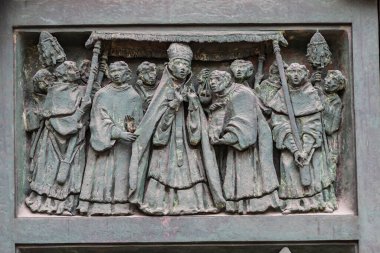 6 HAZİRAN 2018, MİLAN, İTALYA: Milano Katedrali 'ni süsleyen azizlerin ve şehitlerin heykelleri (Duomo di Milano) yakın planda çekilir. 