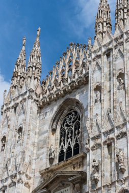 6 HAZİRAN 2018, MİLAN, İTALYA: Milano Katedrali 'ni süsleyen azizlerin ve şehitlerin heykelleri (Duomo di Milano) yakın planda çekilir. 