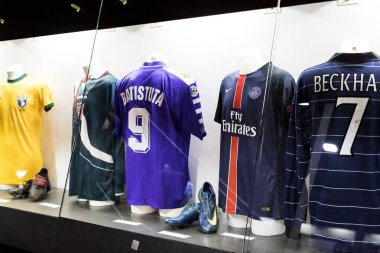 MILAN, İtalya - 6 Haziran 2018: Müze San Siro Stadyumu 'ndaki futbol kulüpleri Inter Milan ve Milan tişörtleriyle ünlüdür.