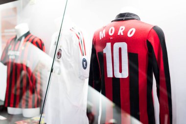 MILAN, İtalya - 6 Haziran 2018: Müze San Siro Stadyumu 'ndaki futbol kulüpleri Inter Milan ve Milan tişörtleriyle ünlüdür.