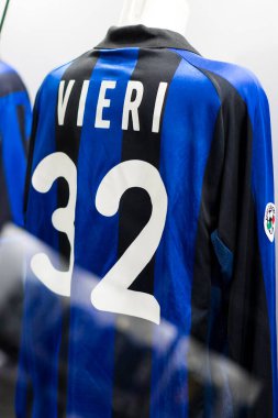 MILAN, İtalya - 6 Haziran 2018: Müze San Siro Stadyumu 'ndaki futbol kulüpleri Inter Milan ve Milan tişörtleriyle ünlüdür.