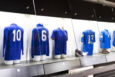 MILAN, İtalya - 6 Haziran 2018: Müze San Siro Stadyumu 'ndaki futbol kulüpleri Inter Milan ve Milan tişörtleriyle ünlüdür.