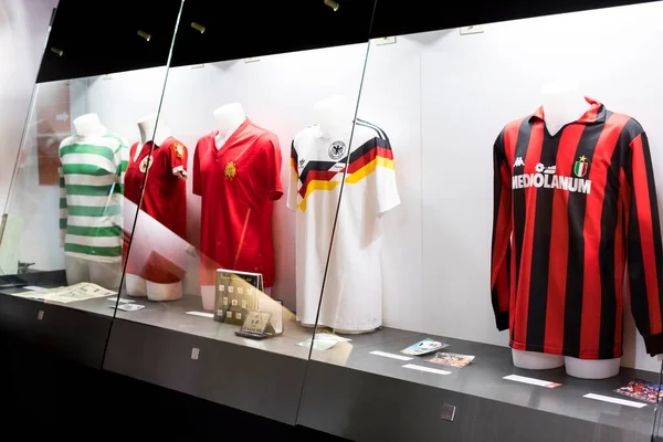 MILAN, İtalya - 6 Haziran 2018: Müze San Siro Stadyumu 'ndaki futbol kulüpleri Inter Milan ve Milan tişörtleriyle ünlüdür.