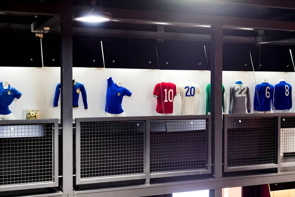 MILAN, İtalya - 6 Haziran 2018: Müze San Siro Stadyumu 'ndaki futbol kulüpleri Inter Milan ve Milan tişörtleriyle ünlüdür.