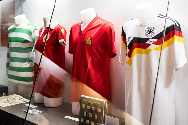 MILAN, İtalya - 6 Haziran 2018: Müze San Siro Stadyumu 'ndaki futbol kulüpleri Inter Milan ve Milan tişörtleriyle ünlüdür.