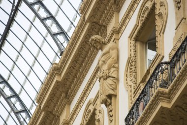 MILAN, ITALY - 6 Haziran 2018: Victor Emmanuel II 'nin Milan' daki mimari galerisinin elementleri ve detayları. 