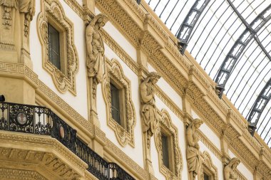 MILAN, ITALY - 6 Haziran 2018: Victor Emmanuel II 'nin Milan' daki mimari galerisinin elementleri ve detayları. 
