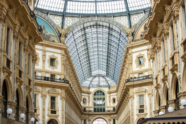 MILAN, ITALY - 6 Haziran 2018: Victor Emmanuel II 'nin Milan' daki mimari galerisinin elementleri ve detayları. 