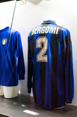 MILAN, İtalya - 6 Haziran 2018: Müze San Siro Stadyumu 'ndaki futbol kulüpleri Inter Milan ve Milan tişörtleriyle ünlüdür.