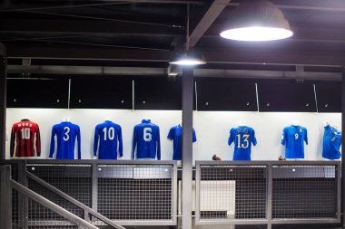 MILAN, İtalya - 6 Haziran 2018: Müze San Siro Stadyumu 'ndaki futbol kulüpleri Inter Milan ve Milan tişörtleriyle ünlüdür.