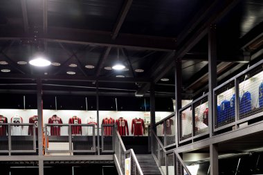 MILAN, İtalya - 6 Haziran 2018: Müze San Siro Stadyumu 'ndaki futbol kulüpleri Inter Milan ve Milan tişörtleriyle ünlüdür.