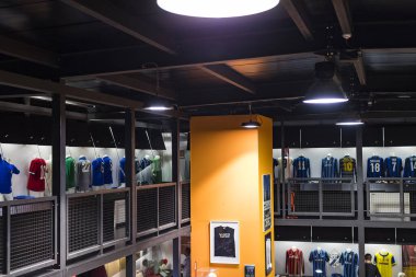 MILAN, İtalya - 6 Haziran 2018: Müze San Siro Stadyumu 'ndaki futbol kulüpleri Inter Milan ve Milan tişörtleriyle ünlüdür.