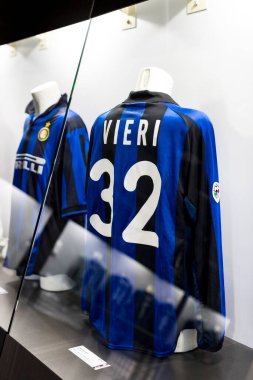 MILAN, İtalya - 6 Haziran 2018: Müze San Siro Stadyumu 'ndaki futbol kulüpleri Inter Milan ve Milan tişörtleriyle ünlüdür.