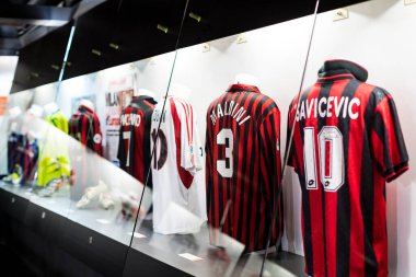 MILAN, İtalya - 6 Haziran 2018: Müze San Siro Stadyumu 'ndaki futbol kulüpleri Inter Milan ve Milan tişörtleriyle ünlüdür.