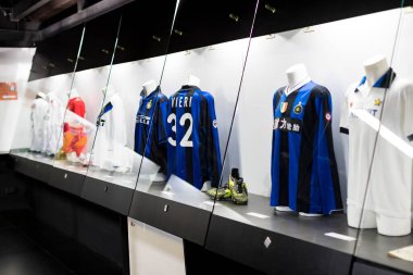 MILAN, İtalya - 6 Haziran 2018: Müze San Siro Stadyumu 'ndaki futbol kulüpleri Inter Milan ve Milan tişörtleriyle ünlüdür.