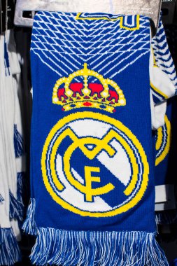 MADRID, İspanya - 25 Mart 2018: Resmi giyim mağazası ve taraftarlar için spor nitelikleri Real Madrid Futbol Kulübü