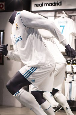 MADRID, İspanya - 25 Mart 2018: Resmi giyim mağazası ve taraftarlar için spor nitelikleri Real Madrid Futbol Kulübü