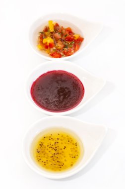 beyaz zemin üzerinde soslar