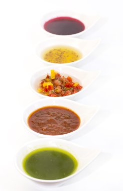 beyaz zemin üzerinde soslar