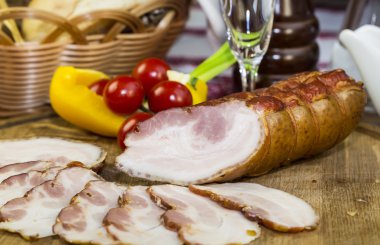 Masanın üzerinde füme et