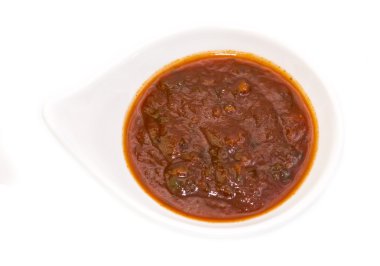 beyaz zemin üzerinde soslar