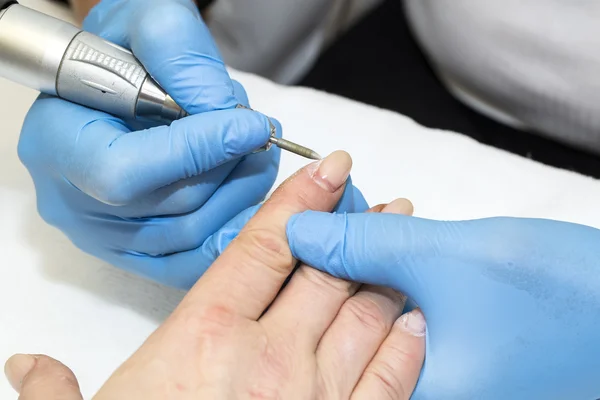 Mulher fazendo manicure — Fotografia de Stock