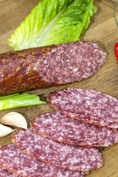 Saucisses sur une assiette en bois — Photo