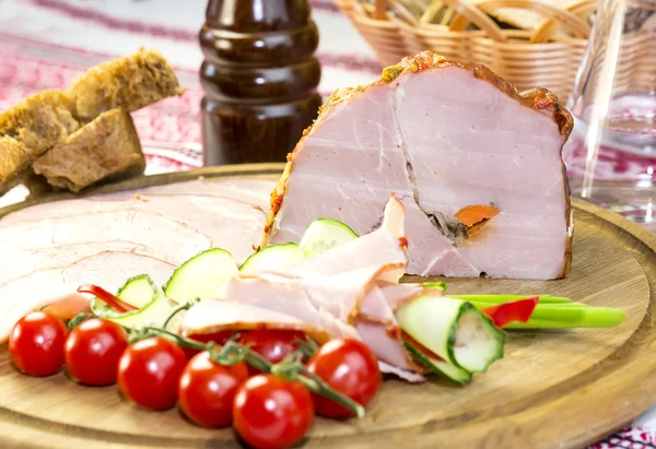 Carne ahumada sobre la mesa — Foto de Stock