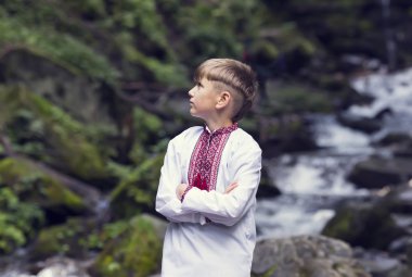 geleneksel Ukrayna elbise giyen genç çocuk