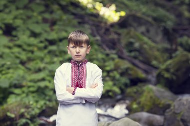 geleneksel Ukrayna elbise giyen genç çocuk