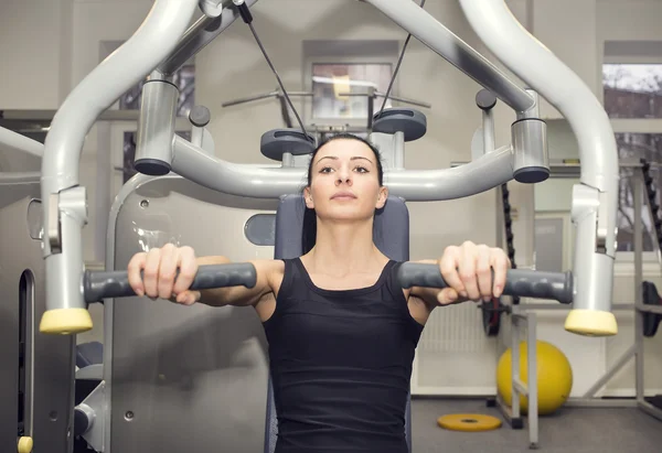 Jeune fille dans la salle de gym — Photo