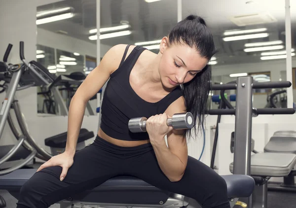 Ung flicka i gymmet — Stockfoto