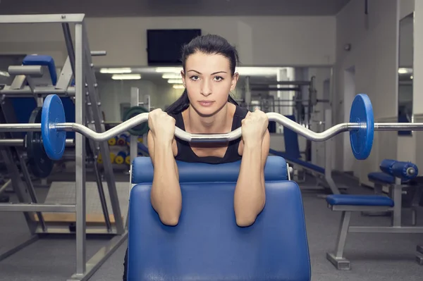 Ung flicka i gymmet — Stockfoto