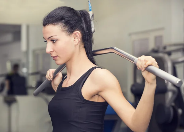 Ung flicka i gymmet — Stockfoto