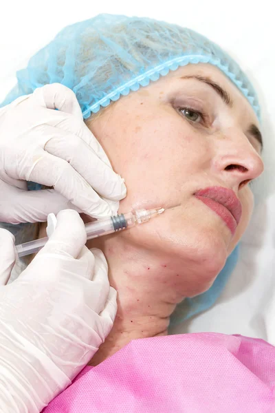 Tratamento cosmético com injeção de botox — Fotografia de Stock