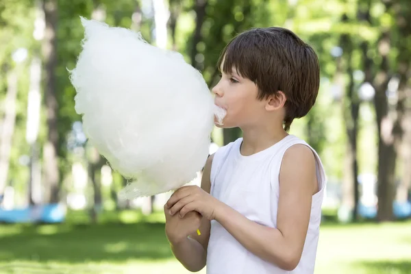 綿菓子を食べる少年 — ストック写真
