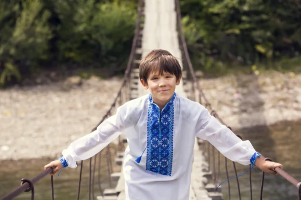 Jeune garçon portant des vêtements ukraine traditionnels — Photo