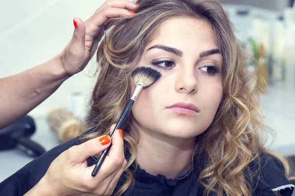 Il trucco fa una ragazza — Foto Stock