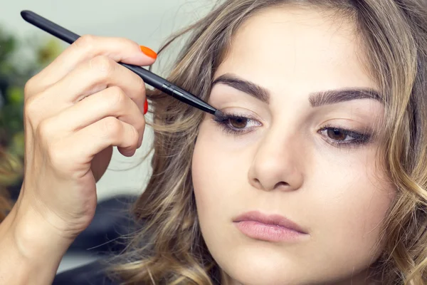 Maquillaje hace una chica —  Fotos de Stock